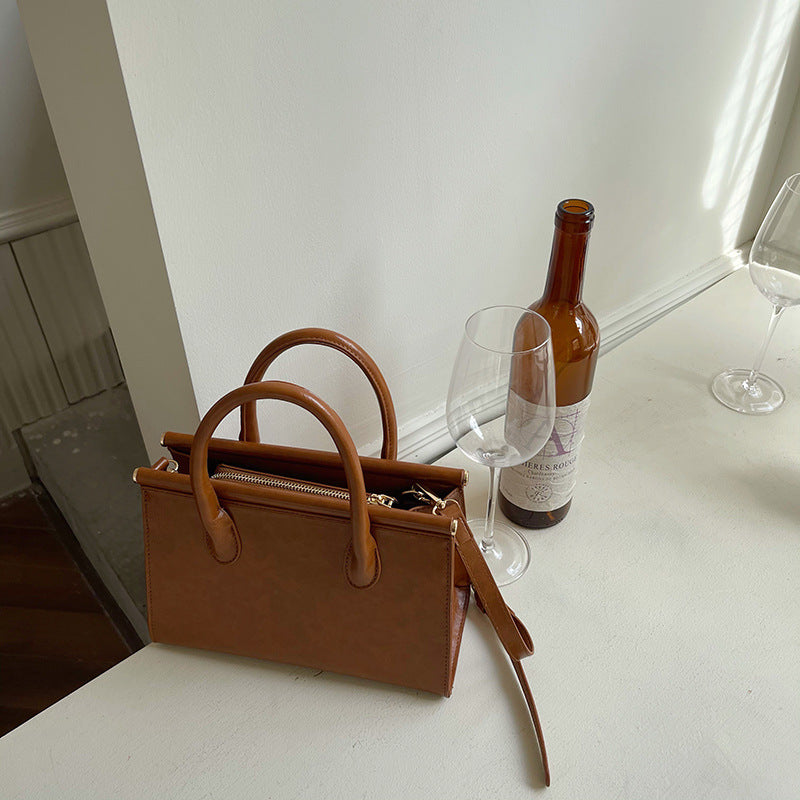 Retro Oil Wax Leather Shoulder Bag – Stylish & Versatile
