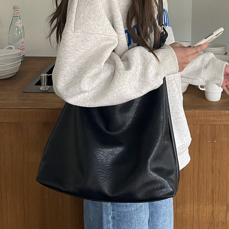 Retro Soft Leather Shoulder Bag – Spacious & Versatile