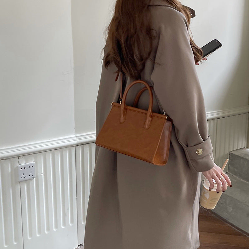 Retro Oil Wax Leather Shoulder Bag – Stylish & Versatile